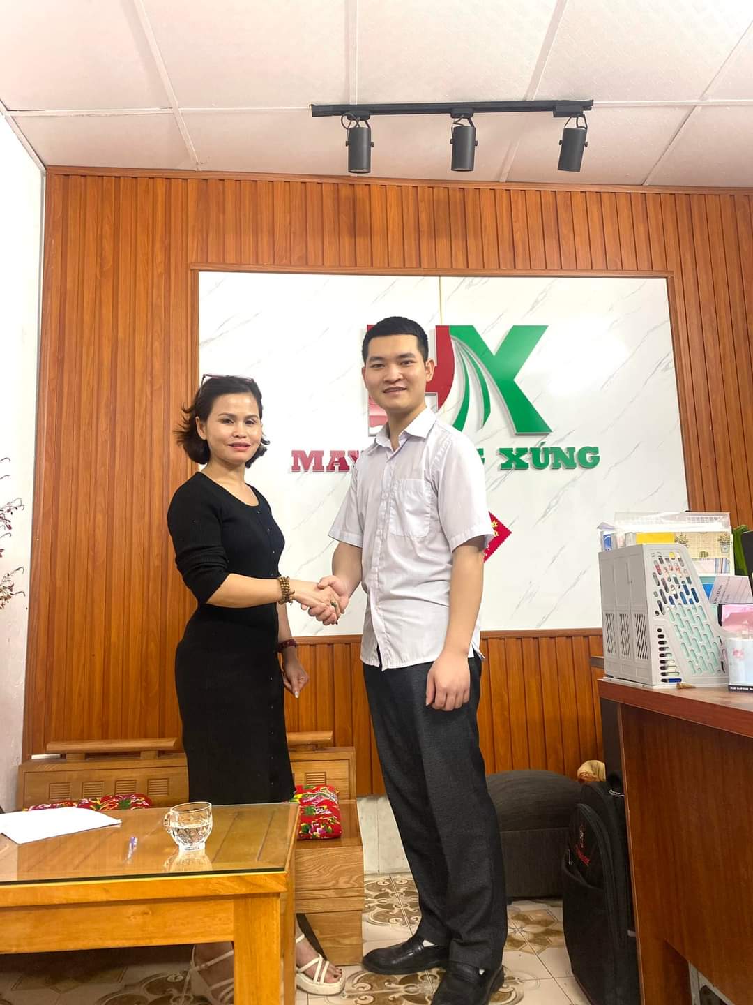 Buổi lễ ký kết hợp đồng giữa hai công ty đã diễn ra vô cùng thành công tốt đẹp.