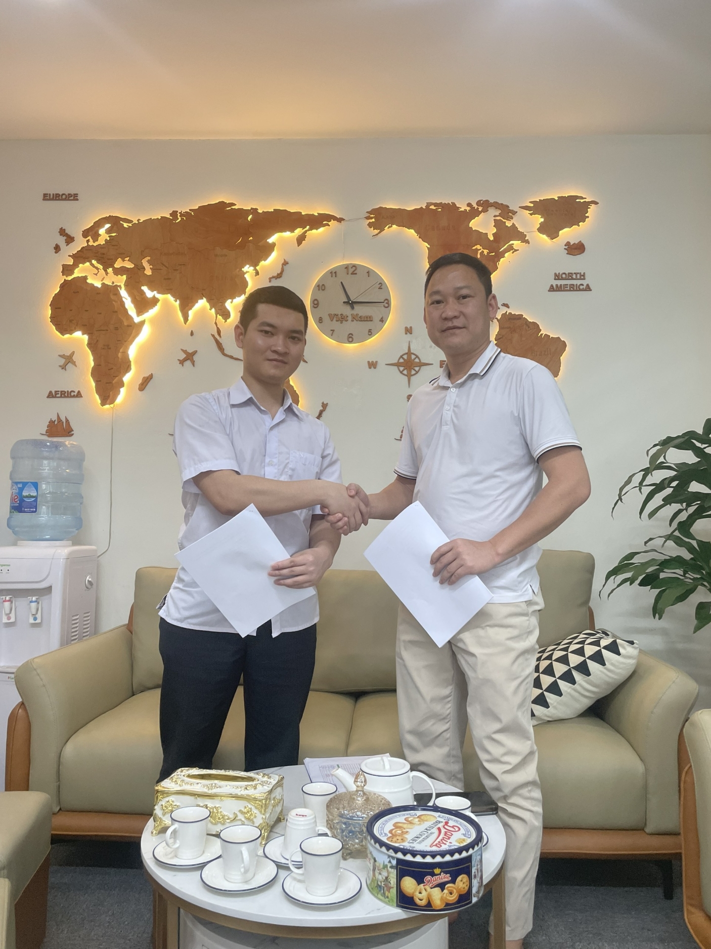 Đại diện hai bên công ty bắt tay thể hiện tinh thần hợp tác tốt đẹp và lâu dài 