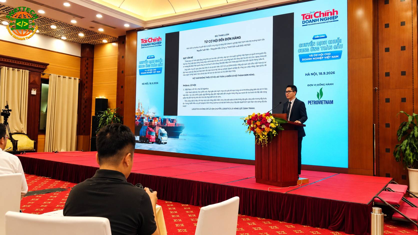 Các tiến sĩ và chuyên gia đầu ngành trình bày những bài phát biểu tâm huyết về xu hướng dịch chuyển chuỗi cung ứng tại diễn đàn