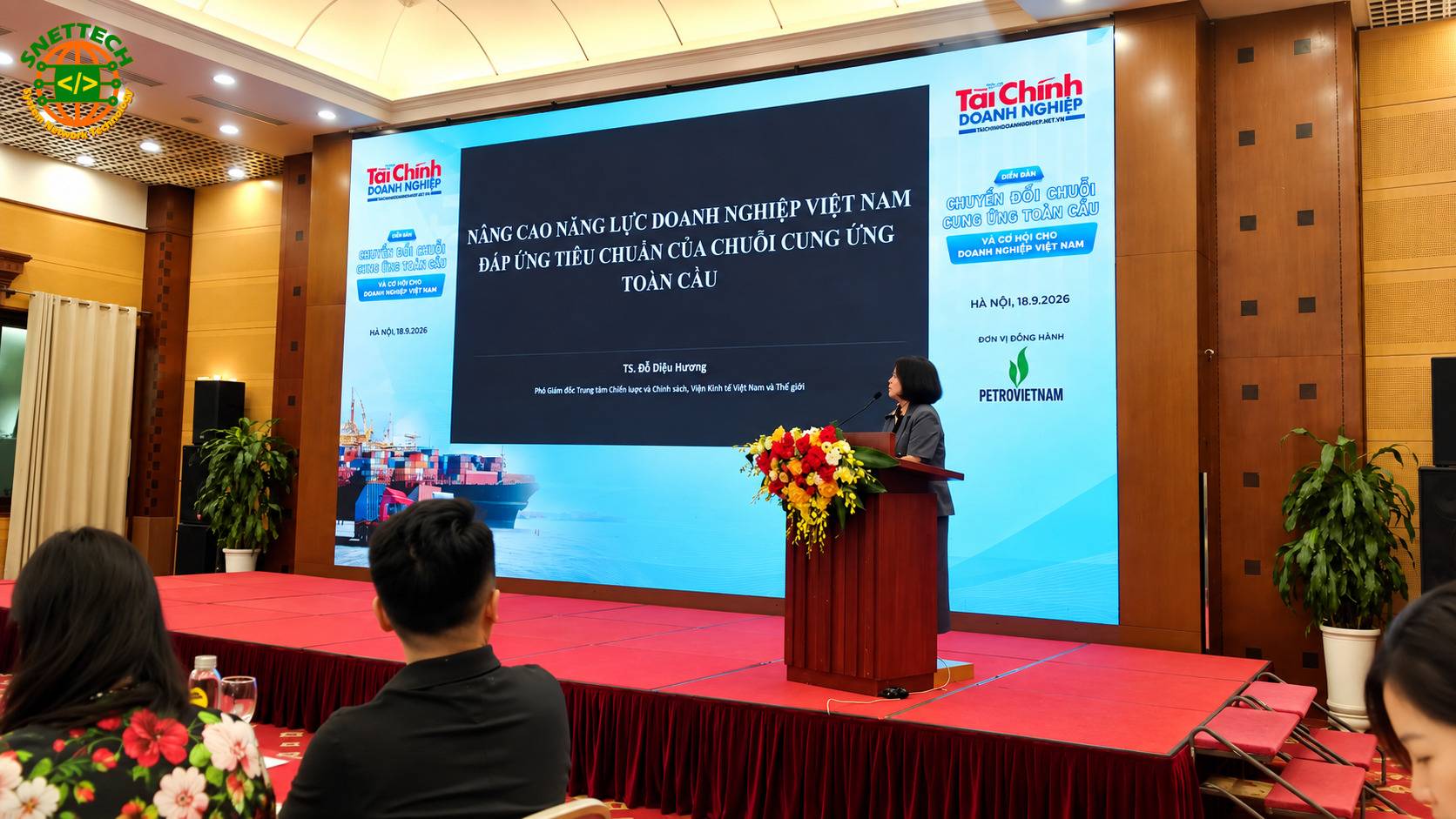 Các tiến sĩ và chuyên gia đầu ngành trình bày những bài phát biểu tâm huyết về xu hướng dịch chuyển chuỗi cung ứng tại diễn đàn