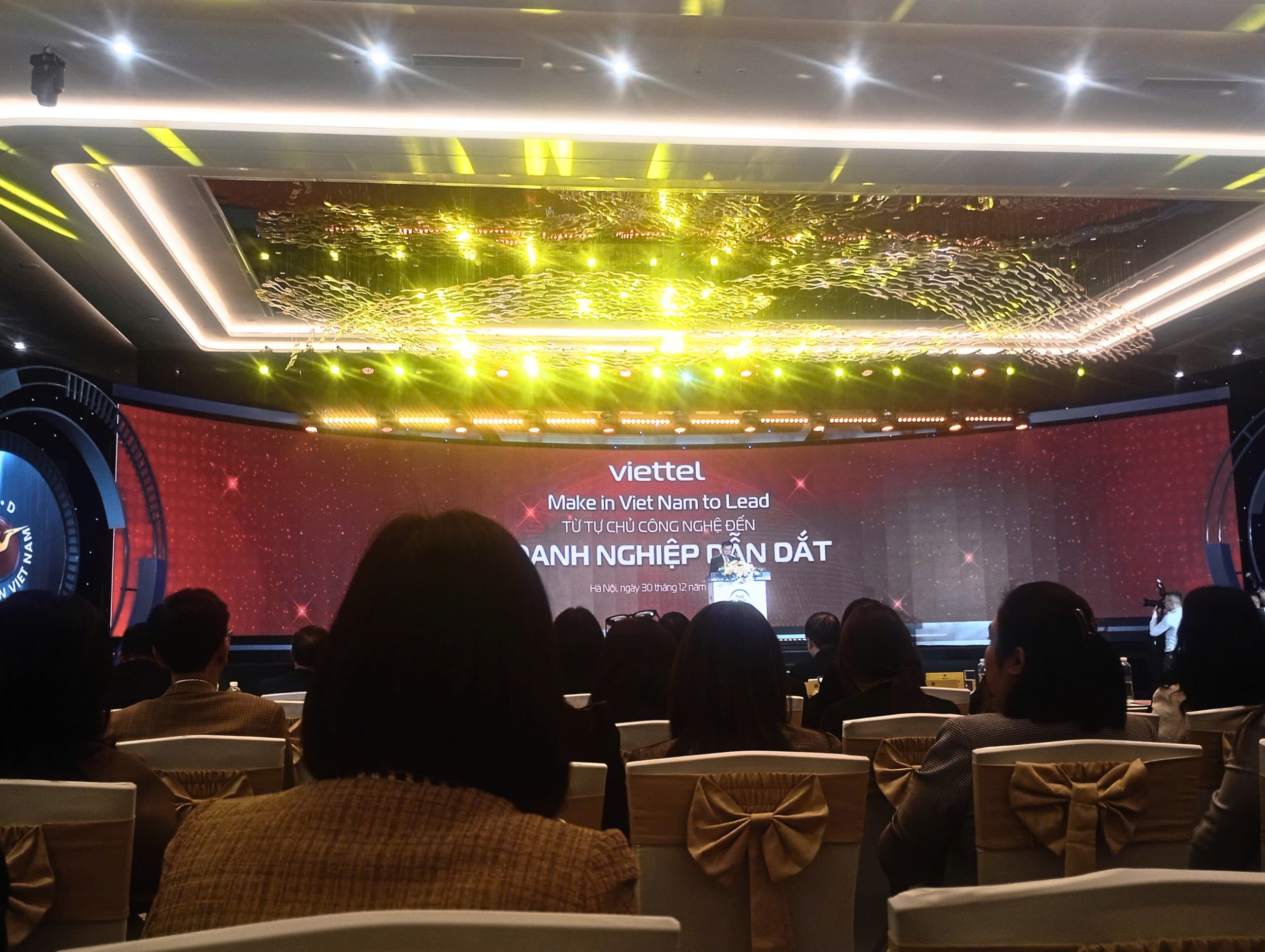 Tham luận trao đổi và cam kết bứt phá mạnh mẽ đưa Việt Nam dẫn dắt trong kỷ nguyên công nghệ vươn mình 