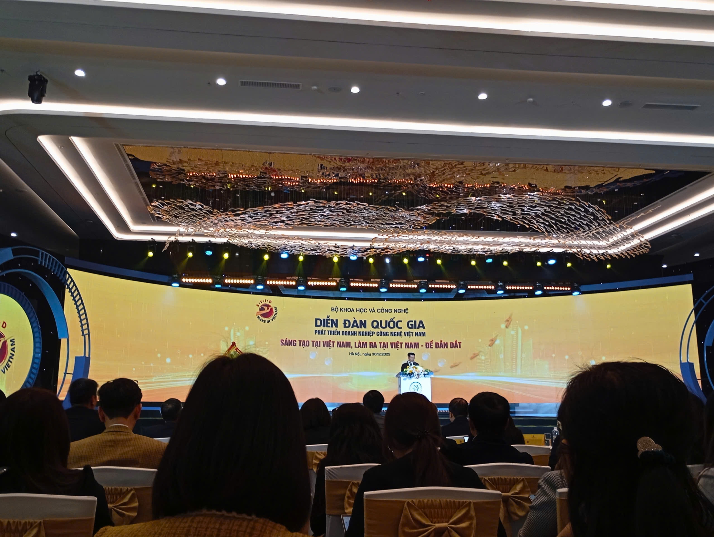 Tham luận trao đổi và cam kết bứt phá mạnh mẽ đưa Việt Nam dẫn dắt trong kỷ nguyên công nghệ vươn mình 