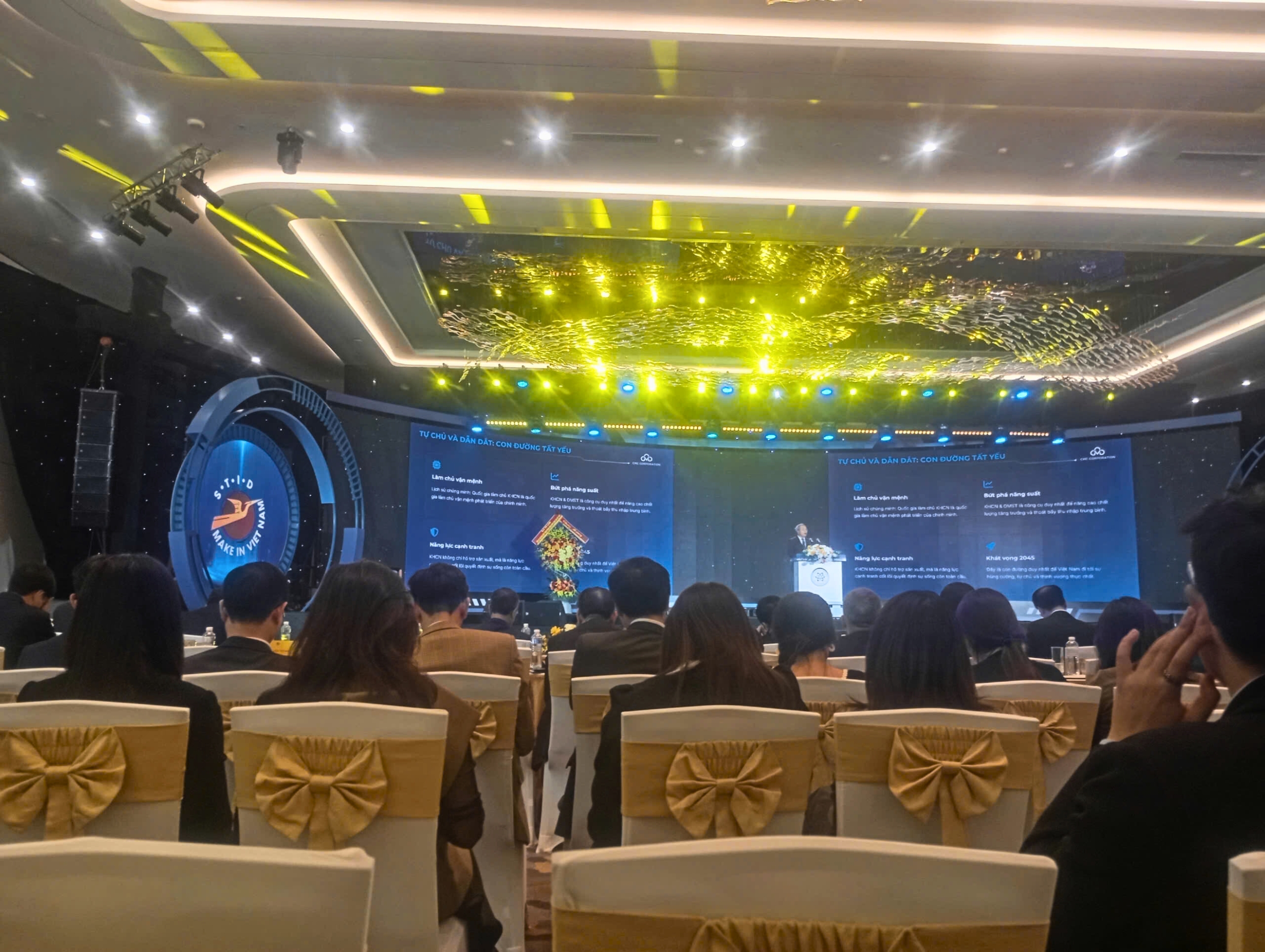 Tham luận trao đổi và cam kết bứt phá mạnh mẽ đưa Việt Nam dẫn dắt trong kỷ nguyên công nghệ vươn mình 