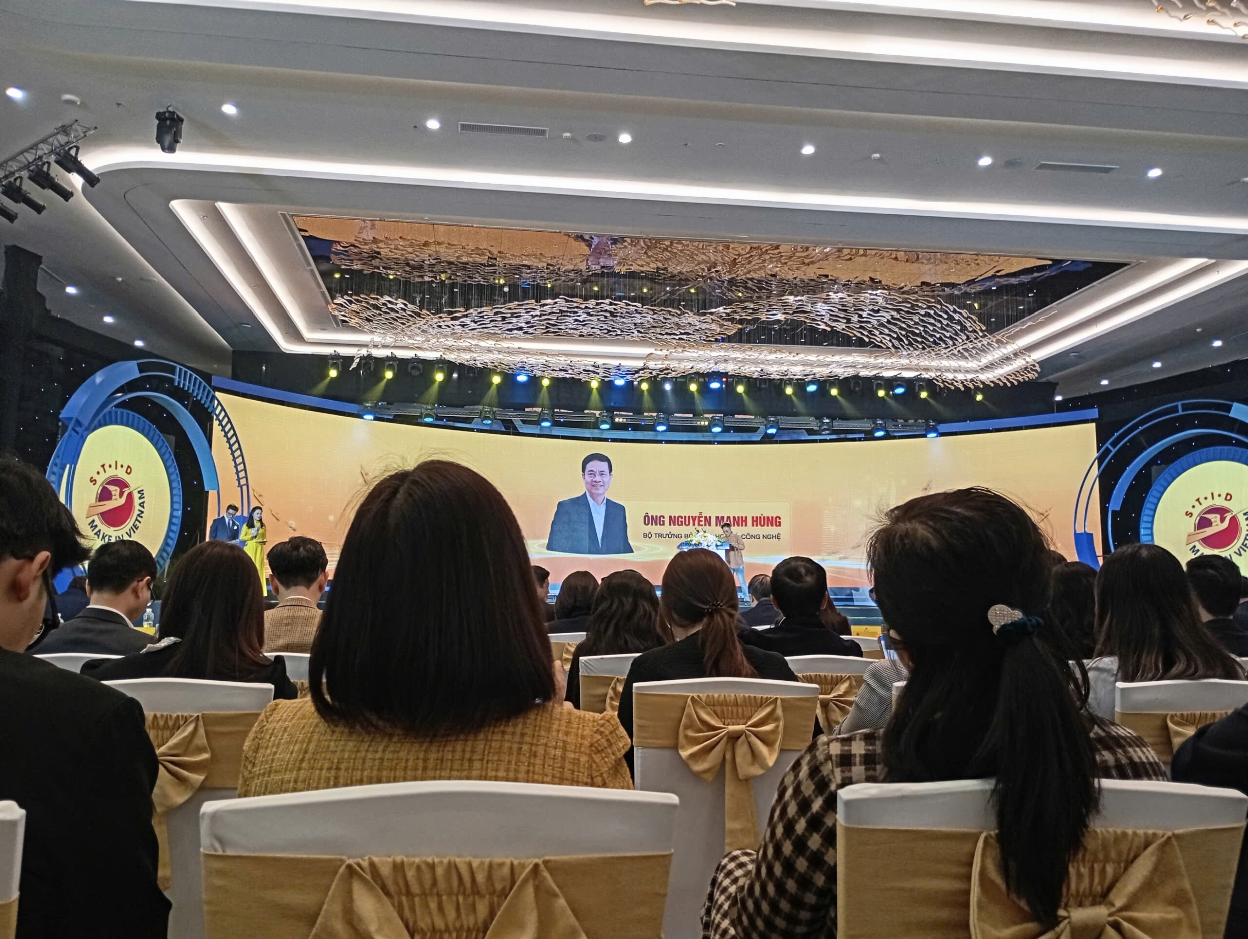 Tham luận trao đổi và cam kết bứt phá mạnh mẽ đưa Việt Nam dẫn dắt trong kỷ nguyên công nghệ vươn mình 