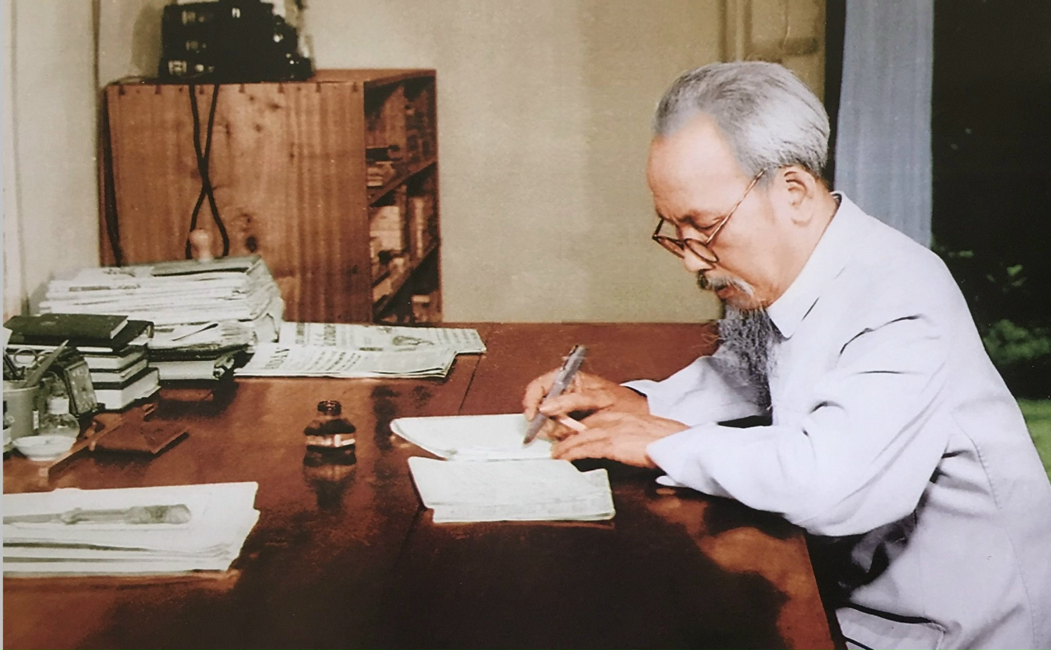 Chủ tịch Hồ Chí Minh - Vị lãnh tụ kính yêu của dân tộc Việt Nam